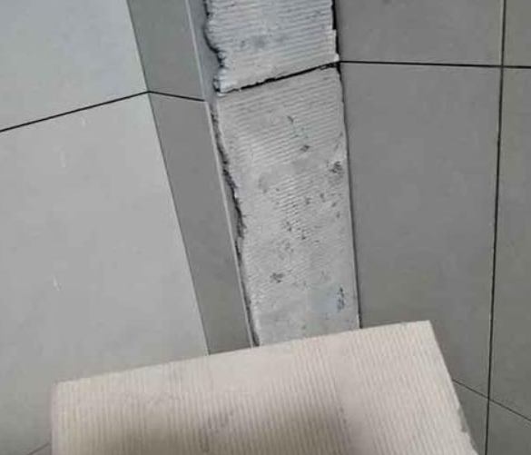 端州瓷砖空鼓维修公司分享下厨房瓷砖脱落的补救措施。